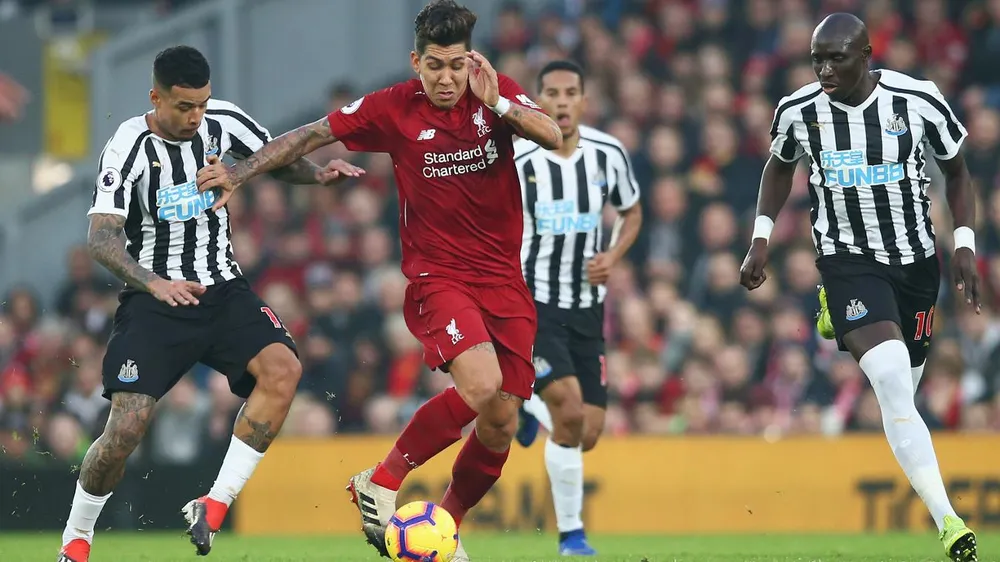Roberto Firmino đi bóng qua hàngn hậu vệ Newcastle.