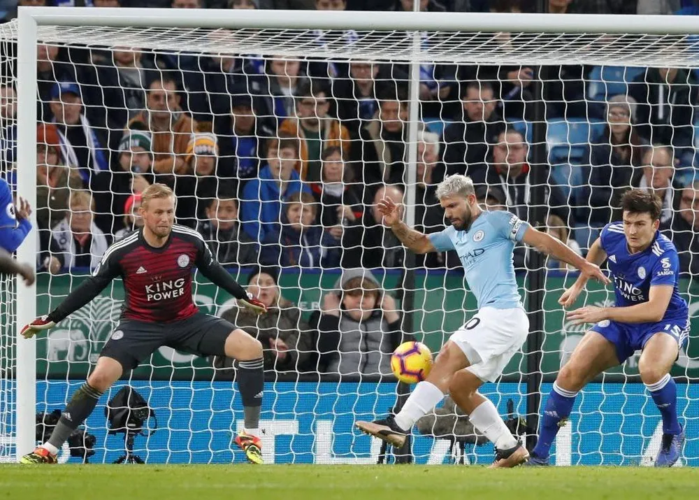 Sergio Aguero trước khung thành Kasper Schmeichel