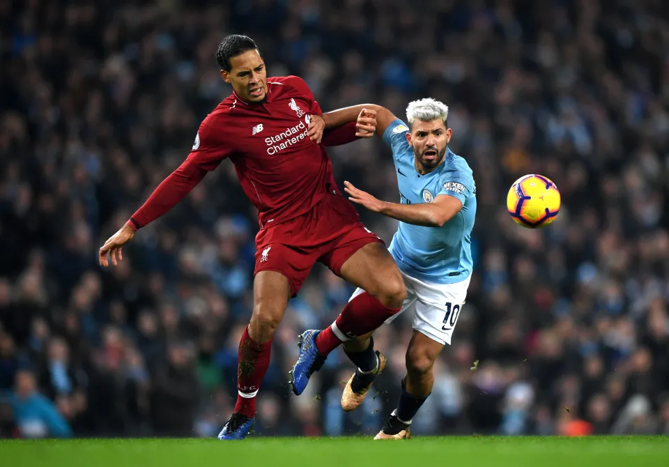 Virgil Van Dijk (Liverpool) tranh bóng với Sergio Aguero (Man City)