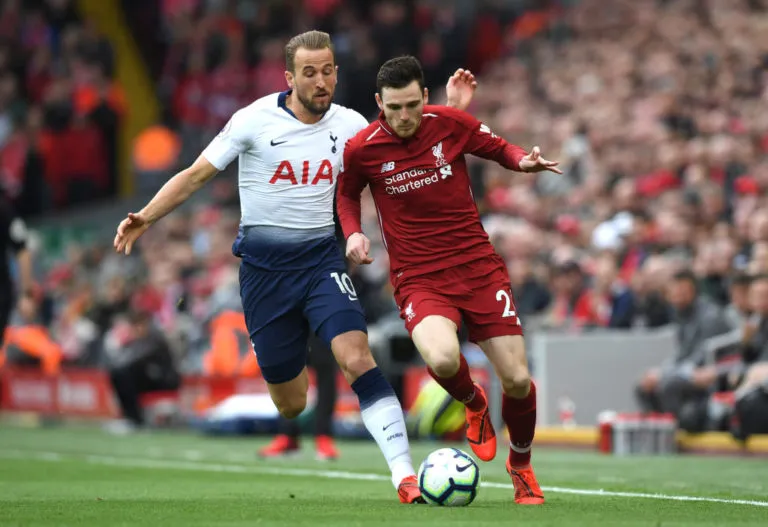 Andy Robertson (phải, Liverpool) tranh bóng với Harry Kane (Tottenham)