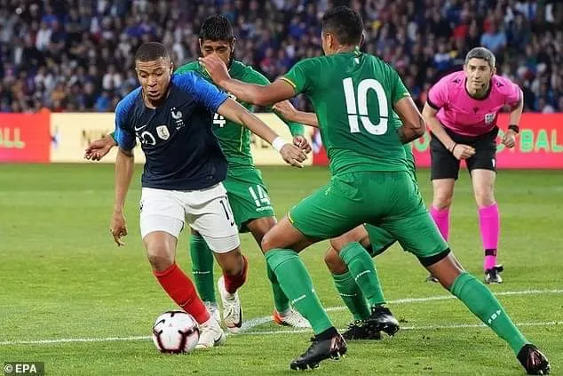 Kylian Mbappe không thể chơi sơ đồ 4-4-2