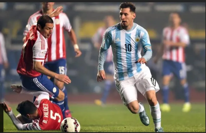 Leo Messi phá nát phòng tuyến Paraguay ở Copa 2015