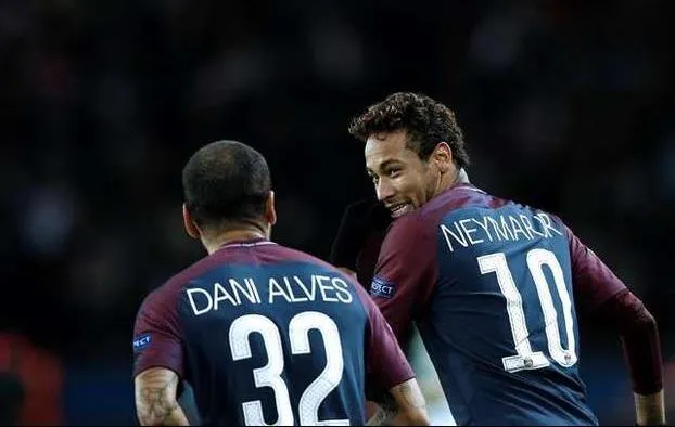 Neymar và Dani Alves luôn bên nhau như hình với bóng