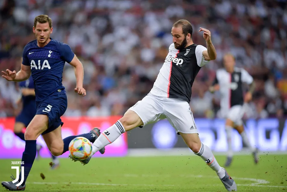 Gonzalo Higuain (phải, Juve) ghi bàn.