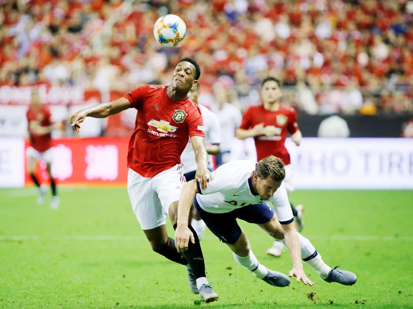 Anthony Martial vượt qua hậu vệ Tottenham