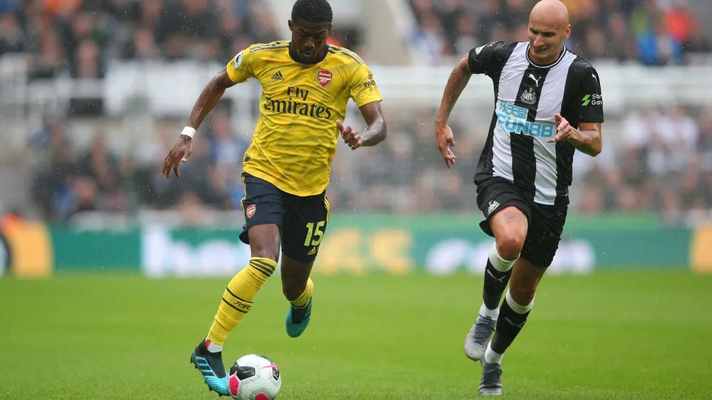 Maitland-Niles đi bóng trước Jonjo Shelvey