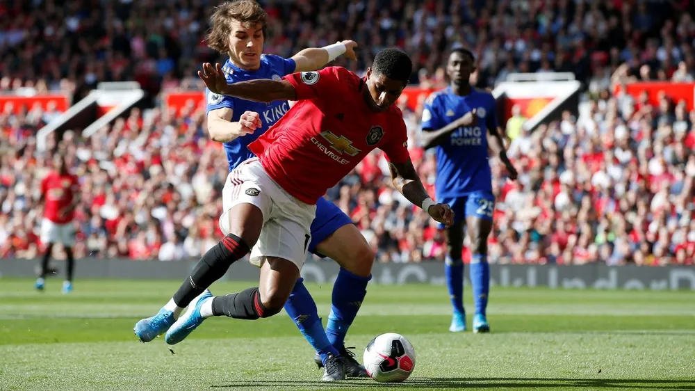 Caglar Soyuncu đốn ngã Marcus Rashford trong khu cấm