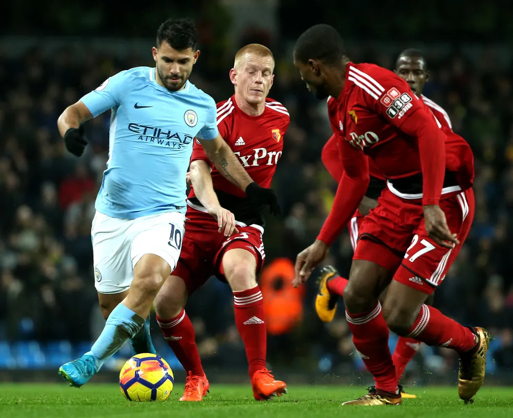 Sergio Aguero phá nát phòng tuyến Watford.