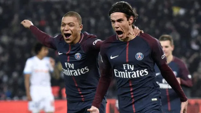 Kylian Mbappe và Edinson Cavani 