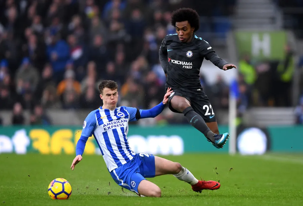 Willian đột phá qua hậu vệ Brighton