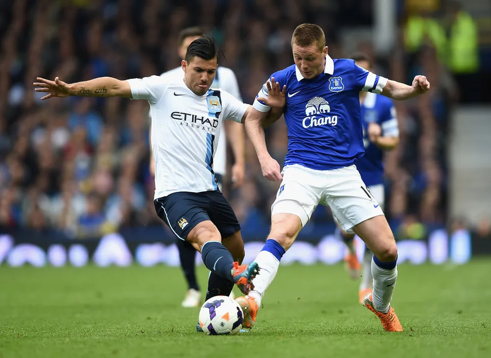 Sergio Aguero tranh bóng với hậu vệ Everton.