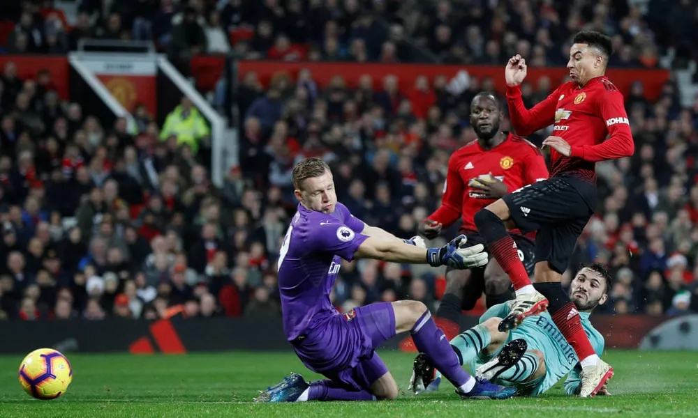 Jesse Lingard ghi bàn vào lưới Leno (Arsenal)