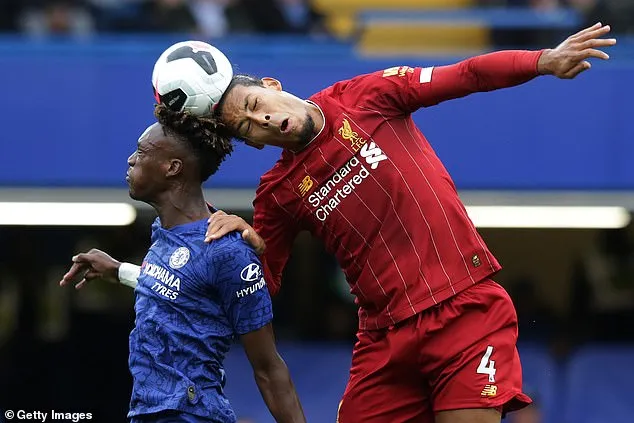 Nhóc Chelsea Abraham gọi Van Dijk là “quái thú” ảnh 1