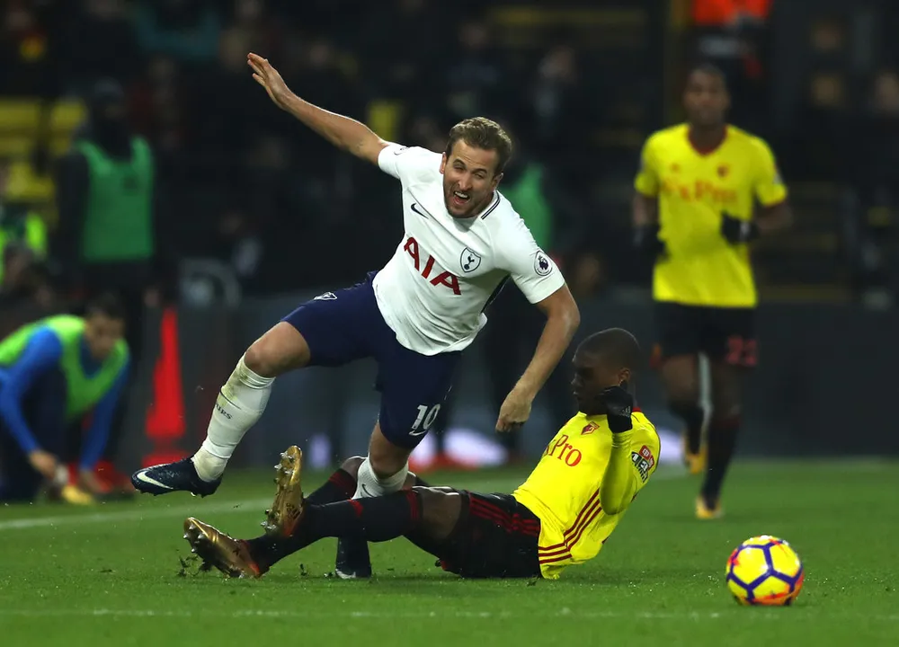 Harry Kane đi bóng qua hậu vệ Watford.