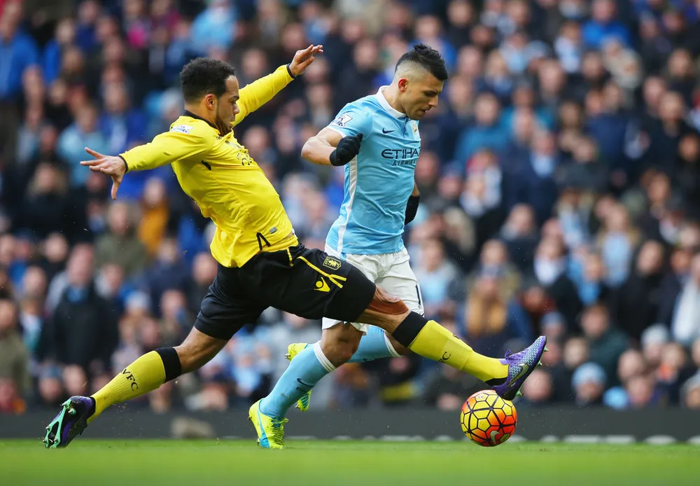 Sergio Aguerto đi bóng qua hậu vệ Aston Villa 