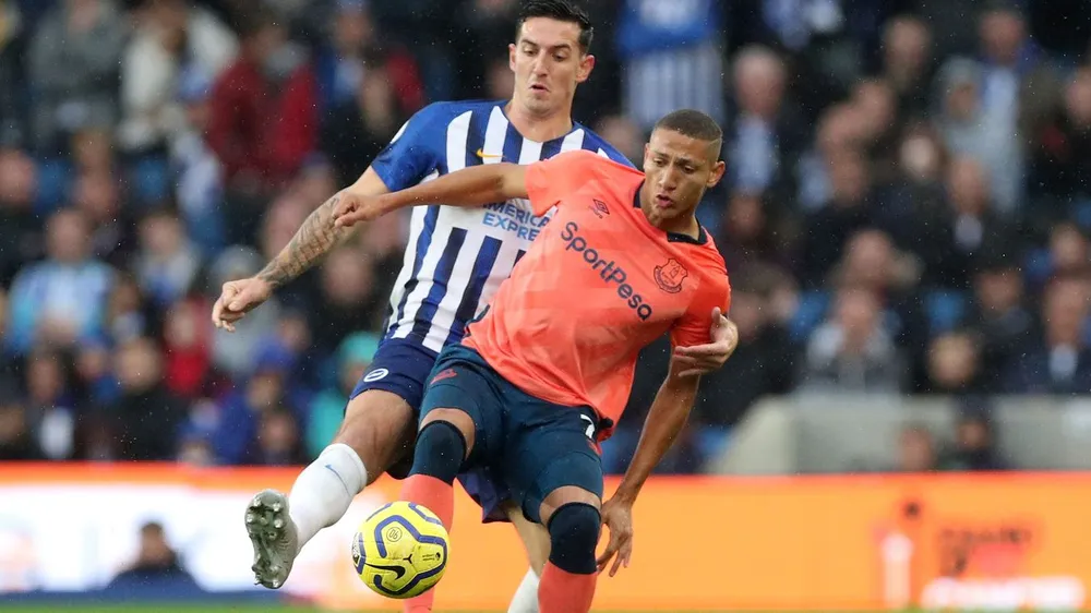 Richarlison kiểm soát bóng trước hậu vệ Brighton