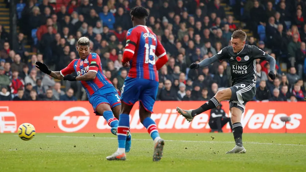Thắng Crystal Palace 2-0, Leicester qua mặt Cheslea ảnh 1