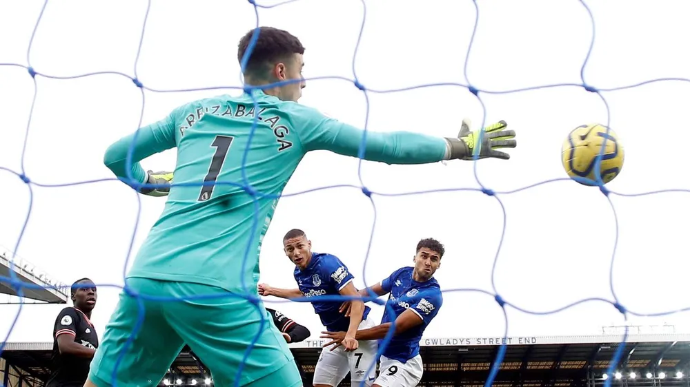 Kepa bất lực trước quả đánh đầu quá gần của Richarlison