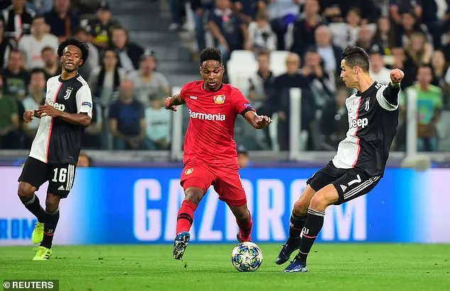 Ronaldo (trái) vẫn khao khát ghi bàn