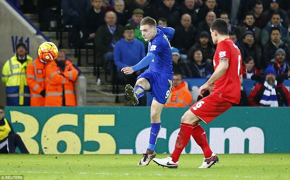 Lamie Vardy ghi bàn vào lưới Liverpool.