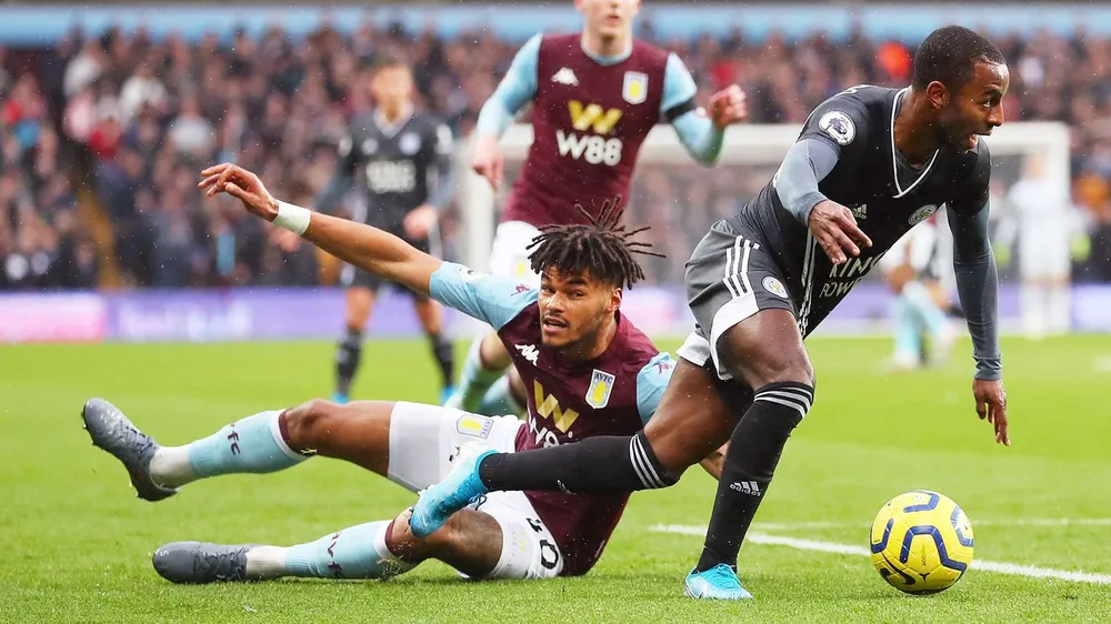 ASton Villa sụp đổ trước Leicester City