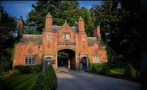 Sốc: Sao Man City mở tiệc đêm mừng chiến thắng Aston Villa 6-1 với 22 người mẫu đến từ Italia ảnh 1