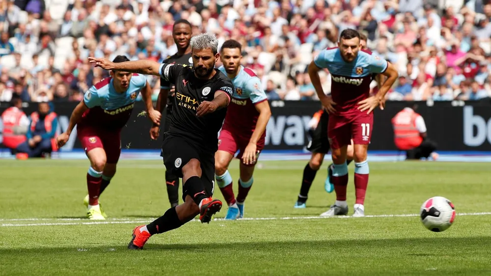 Sergio Aguero ghi bàn trong trận gặp West Ham