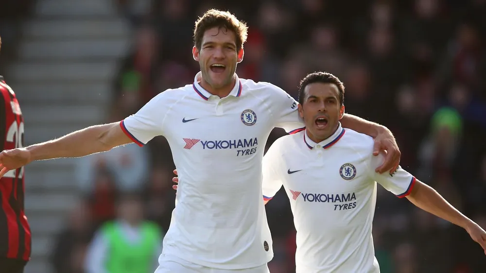 Marcos Alonso và Pedro mừng bàn thắng