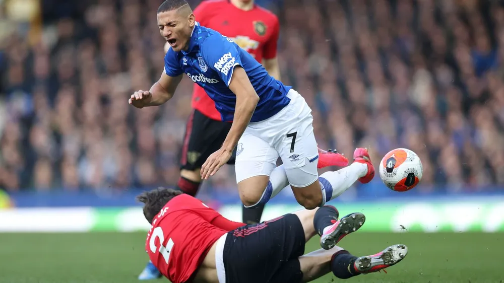 Richarlison bị hậu vệ Man United cản ngã