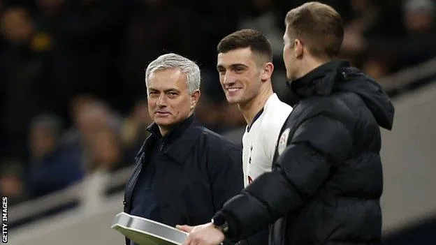 Jose Mourinho và Troy Parrott
