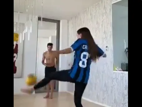 Rèn thể lực kiểu Candreva trong mùa Covid-19: Tập luyện với nụ hôn ảnh 3