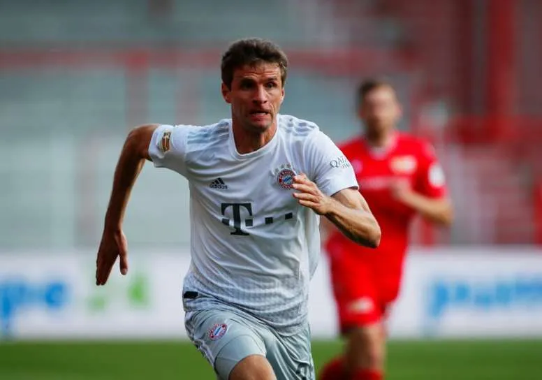 Thomas Mueller đi bóng trước Union barline