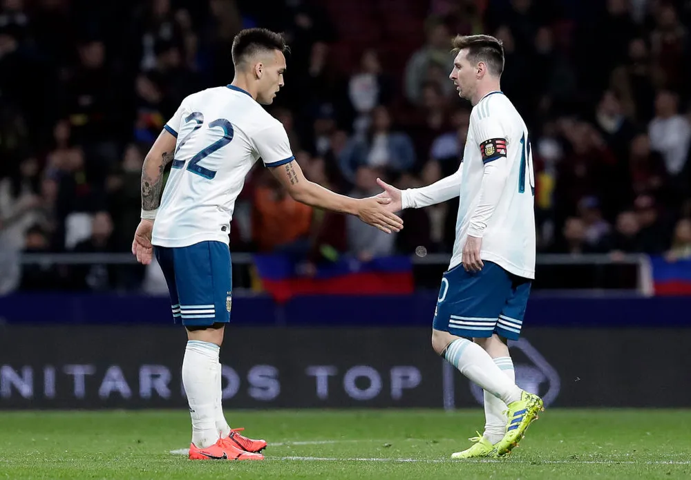 Lauraro và đàn anh Lionel Messi