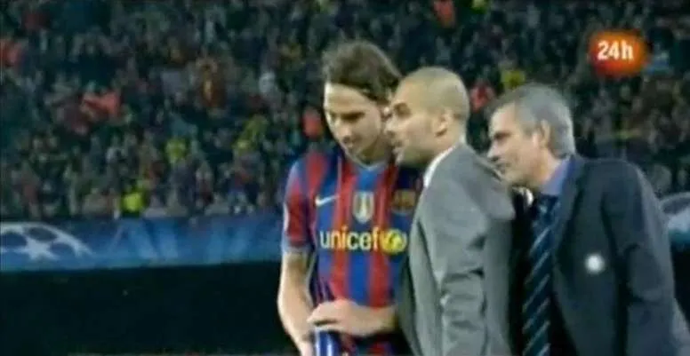 Jose Mourinho đến sau lưng khi Pep đang chỉ đạo Ibrahimovic