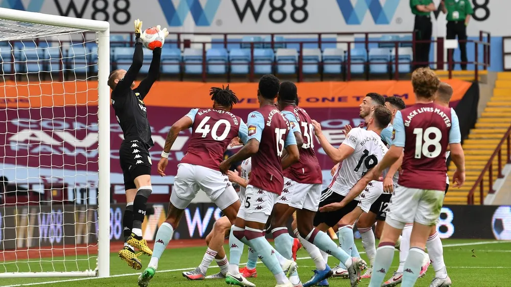 Thủ thành Aston Villa đã phạm sai lầm khi đón quả đá phạt