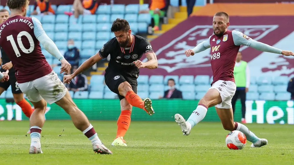 Olivier Giroud ghi bàn trong khu cấm