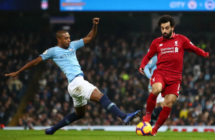 Fernandinho (Man City) cản phá Mo Salah (Liverpool)
