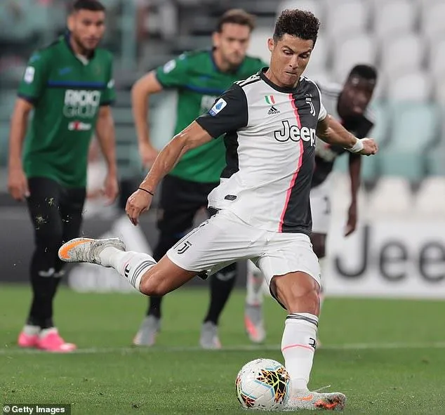 Ronaldo 2 lần gỡ hòa cho Juve trên chấm11m