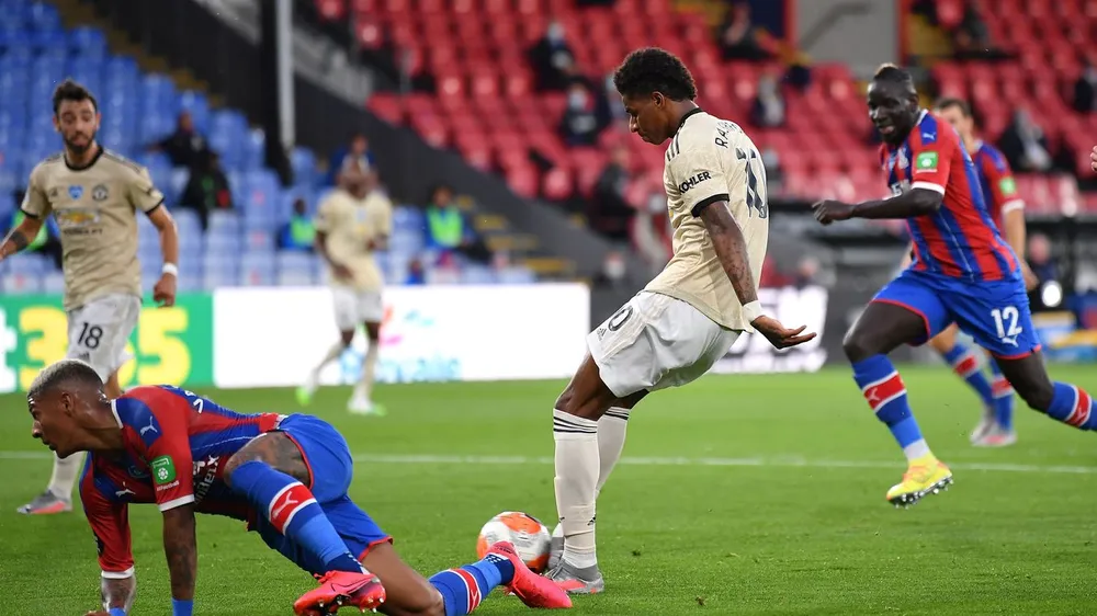 Kết quả và xếp hạng Ngoại hạng Anh vòng 36: Thắng Palace, Man United bắt kịp Leicester ảnh 2