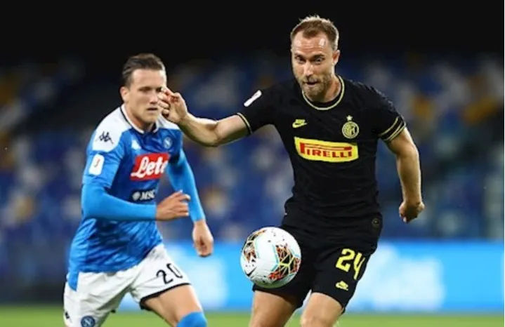 Christian Eriksen (phải, Inter) sẽ cố trả mối hận thua Napoli ở cúp Italia