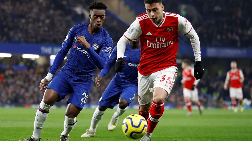 Martinelli đi bóng qua Hudson-Odoi (Chelsea)