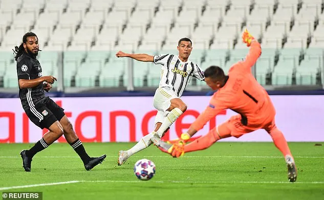 Ronaldo ghi 2 bàn nhưng Juve vẫn bị loại
