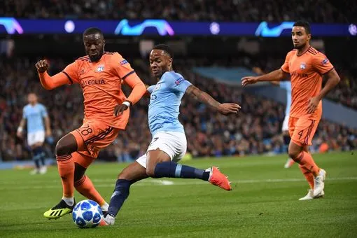 Raheem Sterling đang có phong độ sung mãn và rất khó ngăn anh ghi bàn