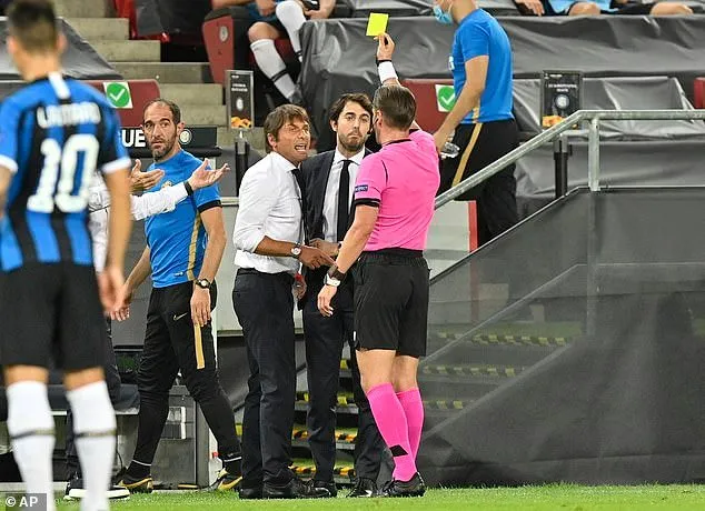 Antonio Conte tranh cãi và nhận thẻ vàng ở Cologne