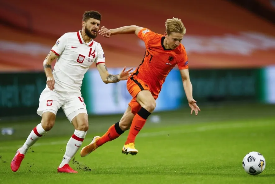 Frankie de Jong thoát qua hậu vệ Ba Lan