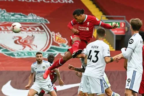 Mo Salah ghi hattrick giúp Liverpool khuất phục Leeds trong cơn mưa 7 bàn thắng ảnh 3