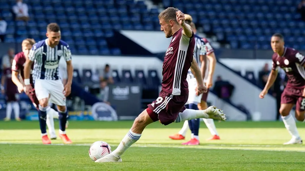 Jamie Vardy sút thằng 2 quả 11m tron g chiến thắng tưng bừng 3-0 của Bầy cáo