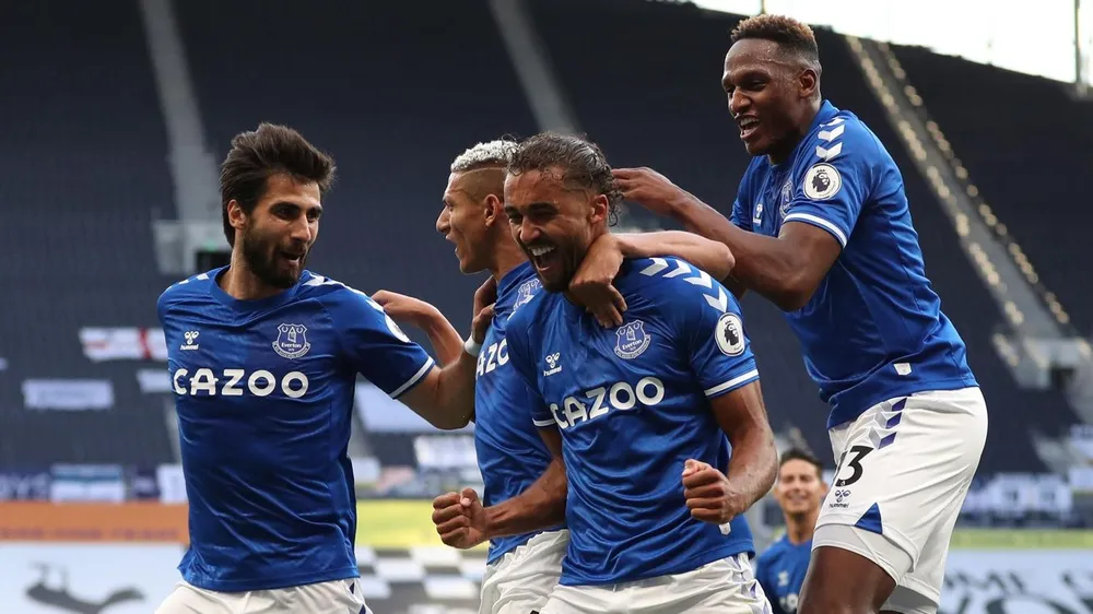 Everton mừng chiến thắng trên sân Tottenham