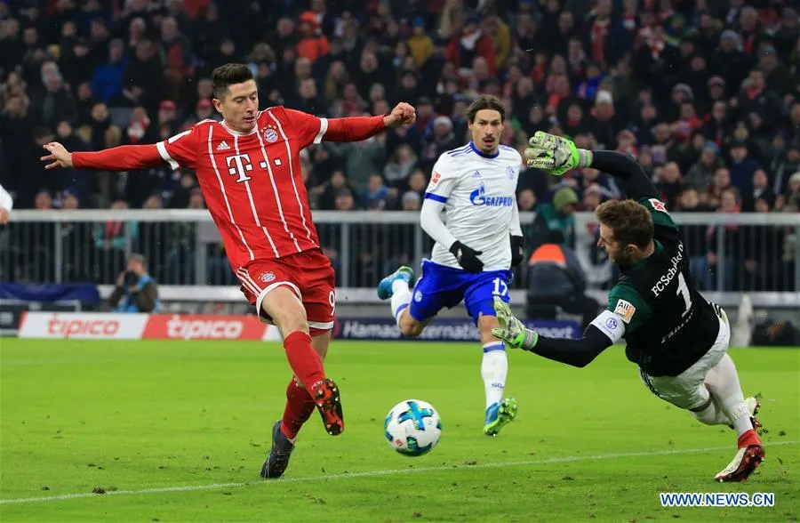 Robert Lewandowski uy hiếp khung thành Schalke