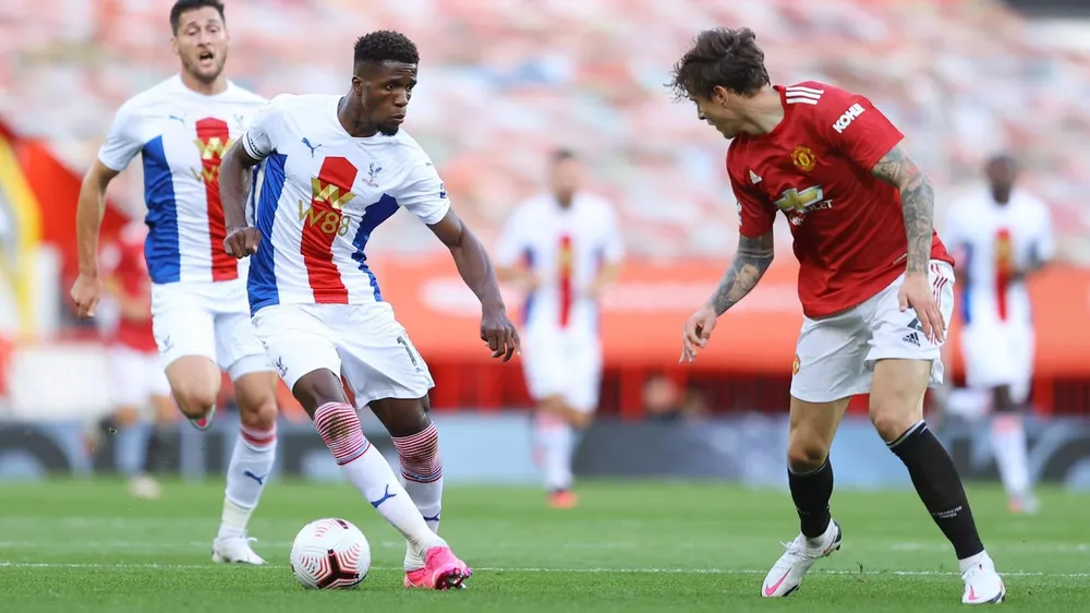 Wilfried Zaha liên tục khuấy đảo khu vực của Lindelof